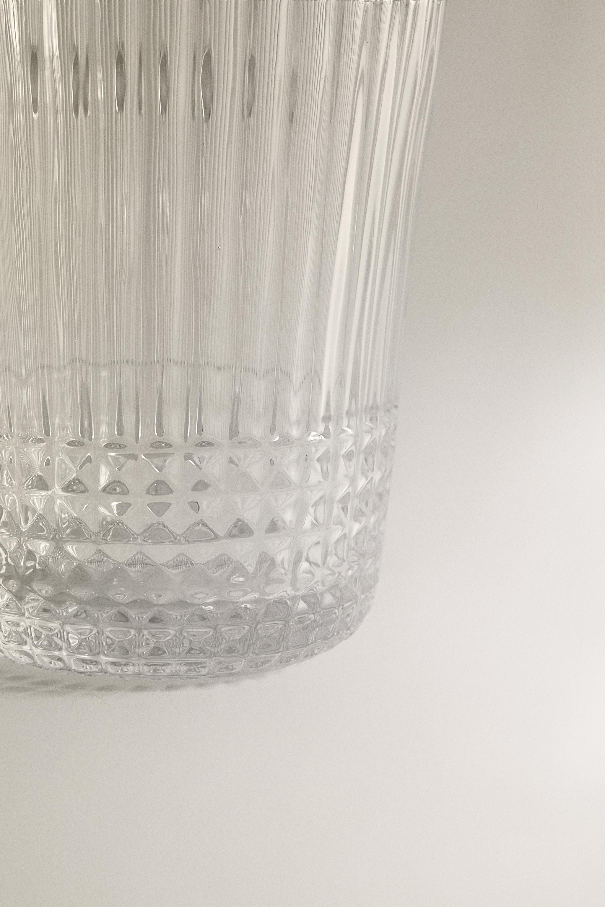 TASSE EN VERRE AVEC RELIEF GÉOMÉTRIQUE